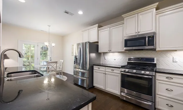 5 Dallas Kitchen Remodeling Companies to Compare by Scope
